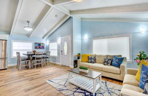 Bayou Oaks Casa | Sarasota Home with Screened Porch, Walk To Zoo!