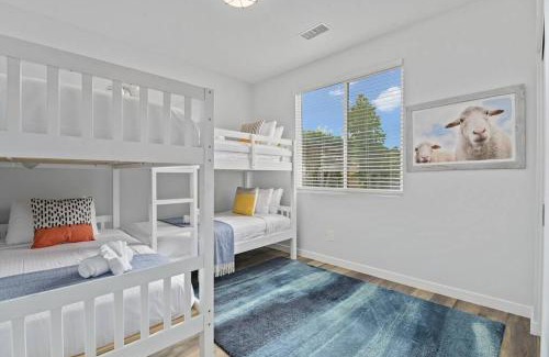 Point Loma Heights Casa | Saratoga Sunset - Rooftop - Sleek - Walk to Beach