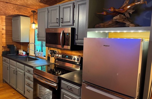 Greenfield Center Cabina | 🐎Saratoga Track & Streamside Retreat 🌲 - Relax, Hike, Shop & Dine!