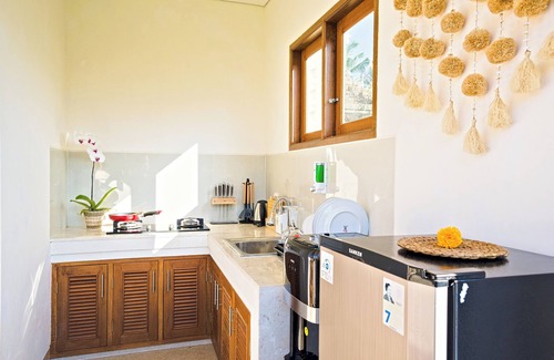 Kutuh Kaja Villa | Charming 1 BR Ubud villa with rice field views, AC & WiFi – perfect for couples.