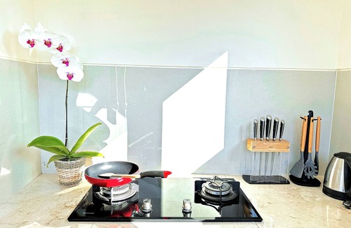 Kutuh Kaja Villa | Charming 1 BR Ubud villa with rice field views, AC & WiFi – perfect for couples.