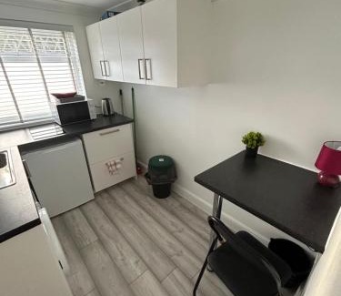 Havering Apartamento | Sariyu space studio flat with own bathroom and Kichen