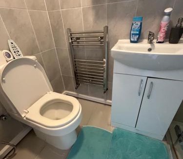 Havering Apartamento | Sariyu space studio flat with own bathroom and Kichen