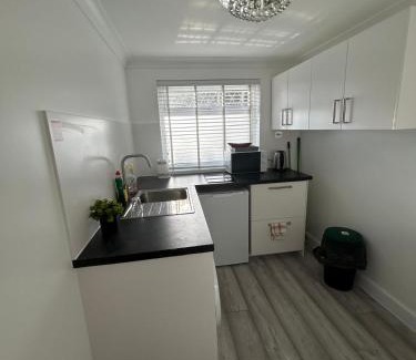 Havering Apartamento | Sariyu space studio flat with own bathroom and Kichen