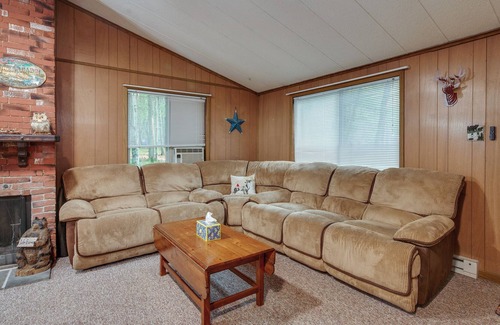 Albrightsville Cabaña | 'Sasquatch Inn' Albrightsville Cottage with Deck