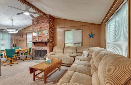 Albrightsville Cabaña | 'Sasquatch Inn' Albrightsville Cottage with Deck