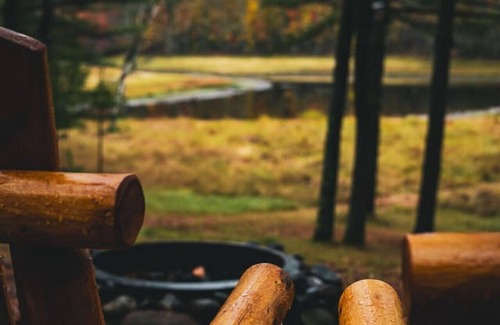 Conover Cabina | Sasquatch Sanctuary Tiny Log Home on 10 Acres