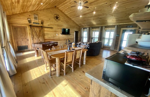 Combs Cabina | Sassafrass lodge on the ozarks Pig trail scenic highway