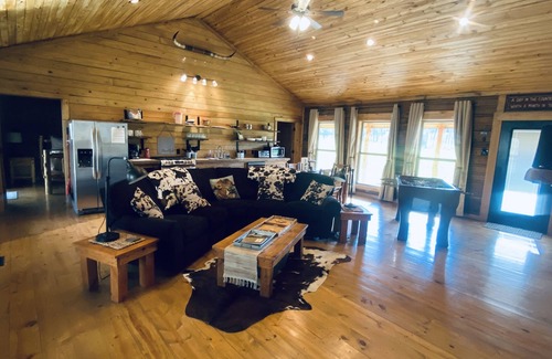 Combs Cabina | Sassafrass lodge on the ozarks Pig trail scenic highway
