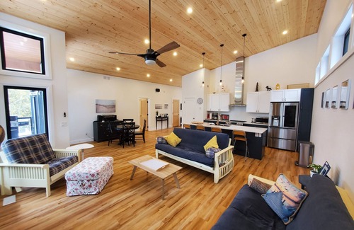Sauble Beach Cabaña | Sauble Beach Cottage – Perfect Thanksgiving Getaway, Steps to Beach & Shops