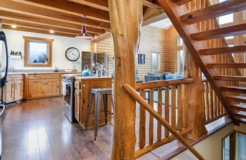 Fennville Cabina | SAUGATUCK LOG CABIN, HOT TUB, DOGS WELCOME, FIRE PIT, 12 ACRES, SLEEPS 8!
