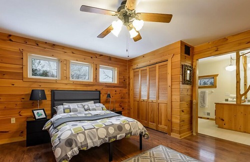 Fennville Cabina | SAUGATUCK LOG CABIN, HOT TUB, DOGS WELCOME, FIRE PIT, 12 ACRES, SLEEPS 8!