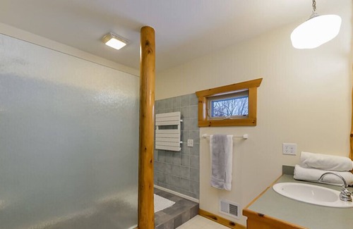 Fennville Cabina | SAUGATUCK LOG CABIN, HOT TUB, DOGS WELCOME, FIRE PIT, 12 ACRES, SLEEPS 8!