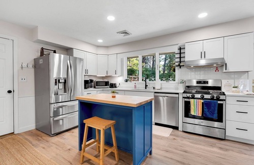 Kennebunk Casa | SAUNA & GAME ROOM- Pet friendly! Close to Dock Square and the Beach!