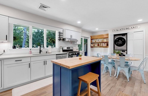 Kennebunk Casa | SAUNA & GAME ROOM- Pet friendly! Close to Dock Square and the Beach!