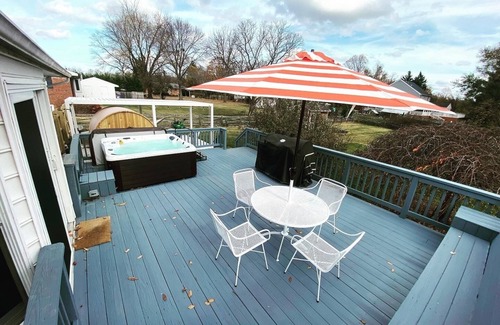 Colesville Casa | Sauna, hot tub, gym, great outdoor space!
