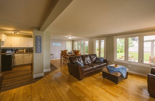 Kingsville Cabaña | Sauna, stunning views of Lake Erie, lakefront retreat