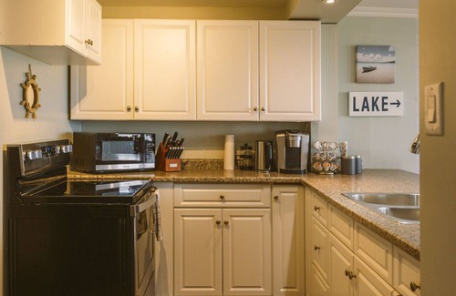 Kingsville Cabaña | Sauna, stunning views of Lake Erie, lakefront retreat