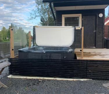 Pori Chalet De Esquí | Sauna, tupa ja poreallas joen varrella