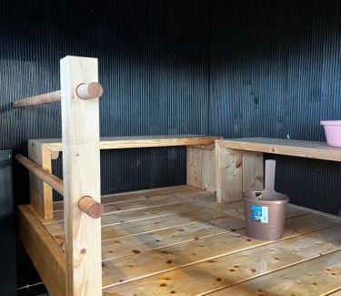 Pori Chalet De Esquí | Sauna, tupa ja poreallas joen varrella