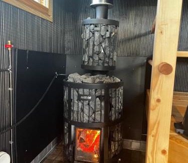 Pori Chalet De Esquí | Sauna, tupa ja poreallas joen varrella