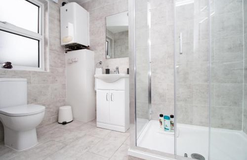 Marlborough Casa | SAV Stays-4 Bed Town House, Harrow