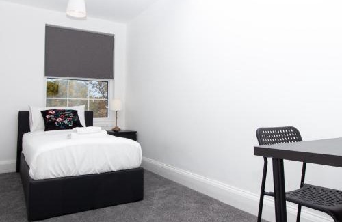 Marlborough Casa | SAV Stays-4 Bed Town House, Harrow