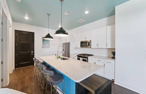 Yamacraw Village Apartamento | Savannah Gem | 2BR Apt Stay w/Pool & River Views