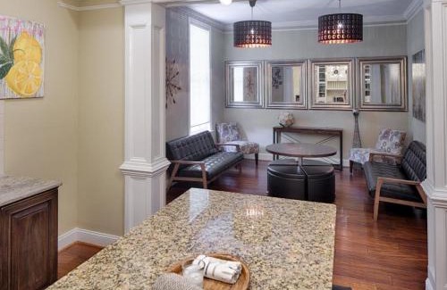 Old West Broad Neighborhood Casa | Savannah Lez Frederick: Premier