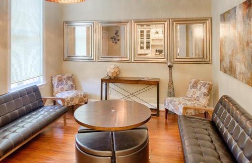 Old West Broad Neighborhood Casa | Savannah Lez Frederick: Premier