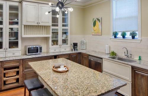Old West Broad Neighborhood Casa | Savannah Lez Frederick: Premier