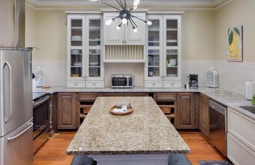 Old West Broad Neighborhood Casa | Savannah Lez Frederick: Premier