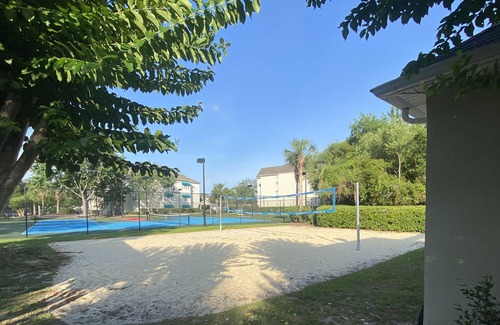 Vaught Condominio | Savannah Shores 2 Bedroom close to the ocean, tanger outlets and Barefoot Landing. Gated Community!