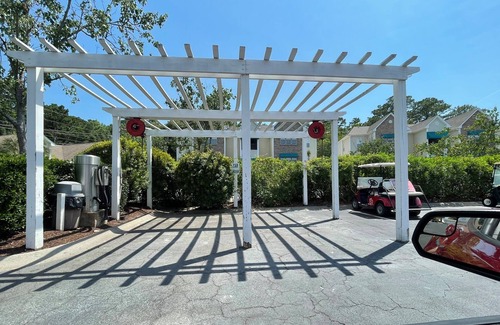 Vaught Condominio | Savannah Shores 2 Bedroom close to the ocean, tanger outlets and Barefoot Landing. Gated Community!