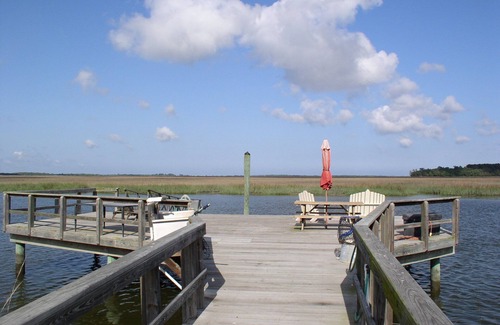 Whitemarsh Island Cabaña | Guest House en la isla de la orilla del río Raíces con muelle de aguas profundas
