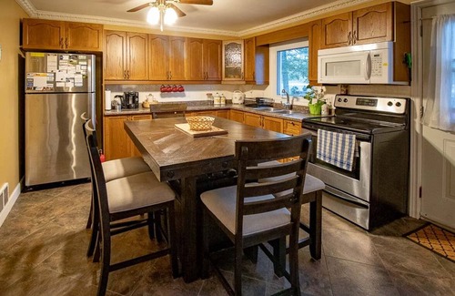 Quinte West Cabaña | Savi By The River - Cozy & Affordable 1Br Cottage plus Bunkie w/ Watercraft, Deck, Firepit