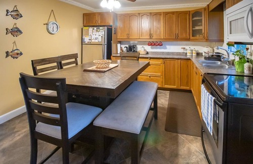 Quinte West Cabaña | Savi By The River - Cozy & Affordable 1Br Cottage plus Bunkie w/ Watercraft, Deck, Firepit
