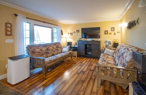 Quinte West Cabaña | Savi By The River - Cozy & Affordable 1Br Cottage plus Bunkie w/ Watercraft, Deck, Firepit