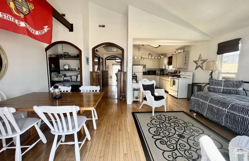 Townsend's Inlet Casa | Savor an unobstructed view of the bay from the deck
