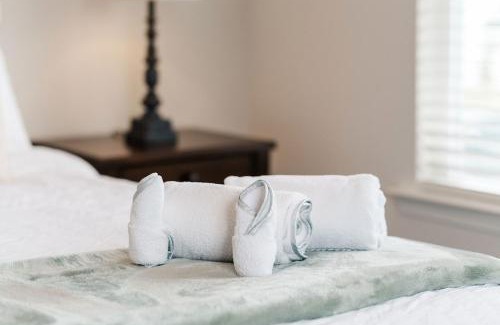 Pooler Casa | Savvy Retreat Pooler King Bed Gym Pool