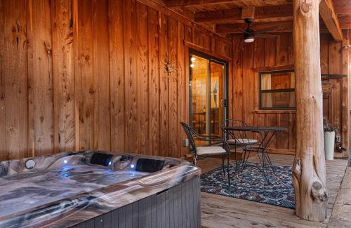 Fredericksburg Casa | Saw Mill Cabin - Hot Tub & 10 Mins to Main St