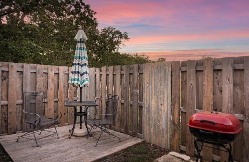 Fredericksburg Casa | Saw Mill Cabin - Hot Tub & 10 Mins to Main St