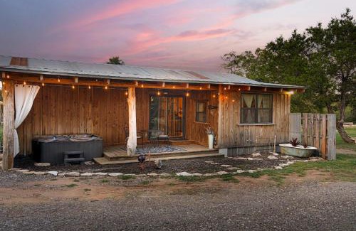 Fredericksburg Casa | Saw Mill Cabin - Hot Tub & 10 Mins to Main St
