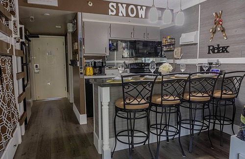 Snowshoe Condominio | SC 2209: Your cozy summer oasis with bunk beds and pool!