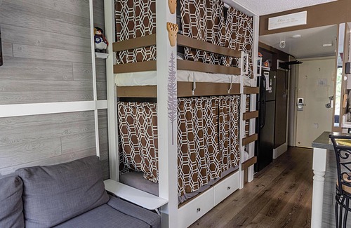 Snowshoe Condominio | SC 2209: Your cozy summer oasis with bunk beds and pool!