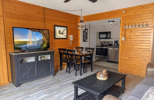 Snowshoe Condominio | SC 2407 Stylish Modern One-Bedroom with Fireplace Escape!