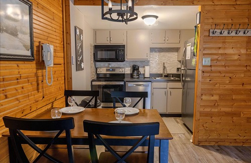 Snowshoe Condominio | SC 2407 Stylish Modern One-Bedroom with Fireplace Escape!