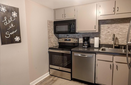 Snowshoe Condominio | SC 2407 Stylish Modern One-Bedroom with Fireplace Escape!