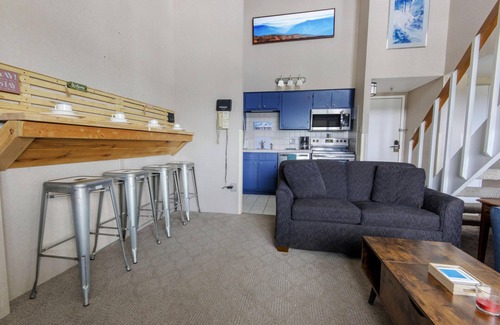 Snowshoe Condominio | SC 5313: Appealing 2BR with loft & private balcony. Perfect for summer w/pool!