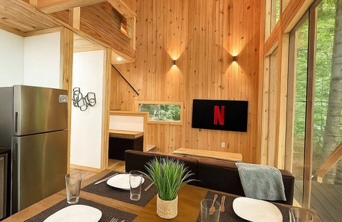 Stanton Cabina | Scandanavian Cabin-Hot Tub-EV Charger-Fire Pit-Close to All RRG Action